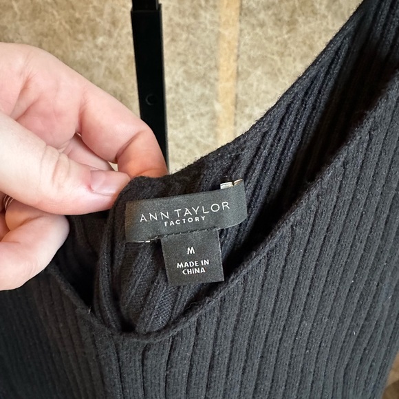 Y2K Style Ann Taylor Factory Black Tank Top with Tortoise accent Rings size M - Picture 2 of 11